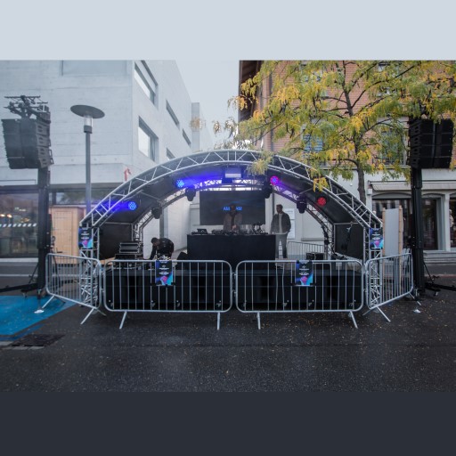 Strassenfest Kreuzlingen Runde Bühne mit Line-Array Lautsprecher